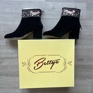 Bettye Sibyl Velvet Embroidered Ankle Boots (6)
